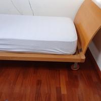 Letto singolo in legno con spalliera