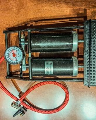 Pompa pneumatica a pedale nuova.