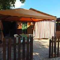 Roulotte con casetta e giardino