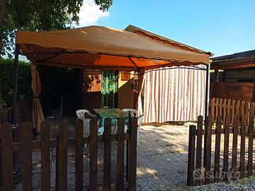 Roulotte con casetta e giardino