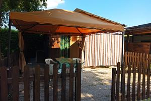 Roulotte con casetta e giardino