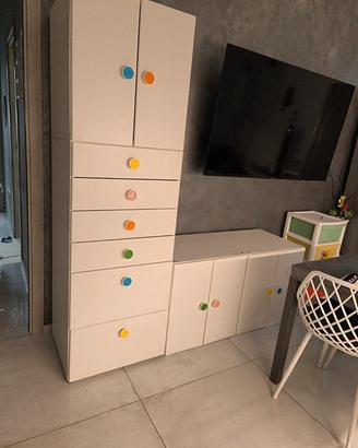 letto castello armadio cassettiera scrivania sedie