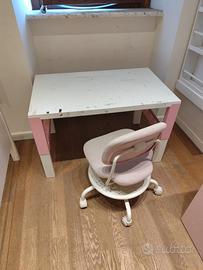 Scrivania Ikea con poltrona a rotelle bambina.