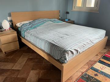 Letto matrimoniale con 2 comodini e materasso