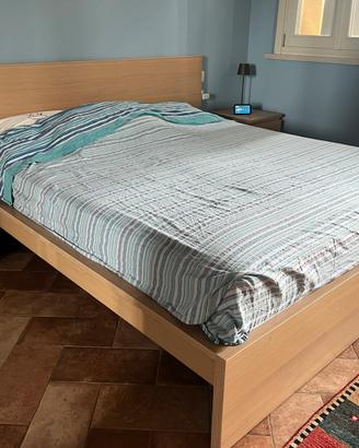 Letto matrimoniale con 2 comodini e materasso