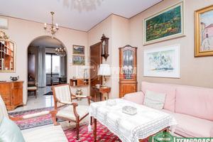 Cinque locali con doppi servizi e box