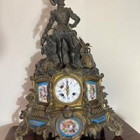 Orologio da appoggio in bronzo e ceramica dipinta