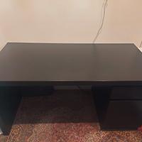 scrivania IKEA con cassettiera