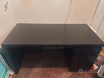 scrivania IKEA con cassettiera