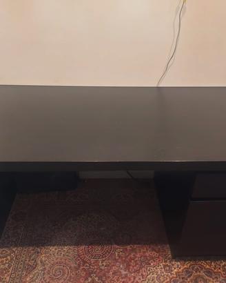 scrivania IKEA con cassettiera