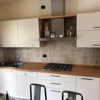 Cucina con elettrodomestici