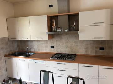 Cucina con elettrodomestici
