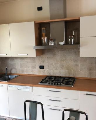 Cucina con elettrodomestici
