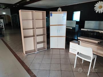 scrivania più armadi e 2 sedie