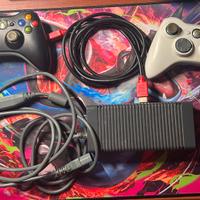 Xbox 360 + cavi + 2 controller + adattatore WiFi