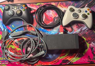 Xbox 360 + cavi + 2 controller + adattatore WiFi