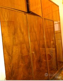 armadio in legno lucido