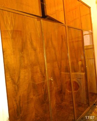 armadio in legno lucido