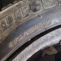 4 gomme Bridgestone con cerchione 