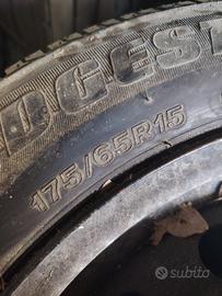 4 gomme Bridgestone con cerchione 