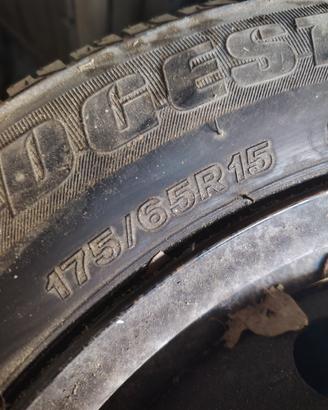 4 gomme Bridgestone con cerchione 