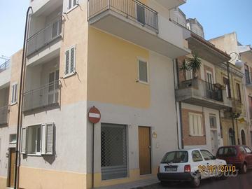 A Nizza di Sicilia negozio laboratorio ufficio