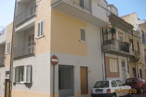 A Nizza di Sicilia negozio laboratorio ufficio