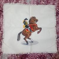 Centrotavola ricamato a mano