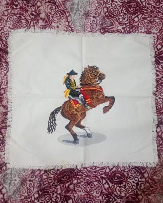 Centrotavola ricamato a mano