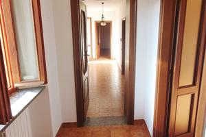 Casa circa 215 metri salone 900 di terreno 3 box