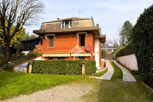 VILLA SINGOLA A LESMO