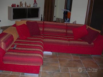 Divano con penisola e libreria incassata