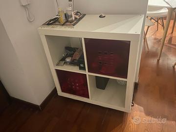 Scaffale IKEA KALLAX – Bianco con Inserti Rossi