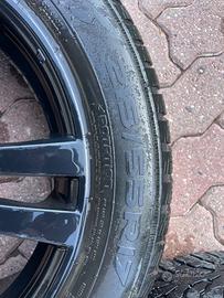 4 cerchi in lega con sensori e gomme da neve