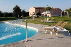 Rustico / Casale di 600 m² con più di 5 locali e b