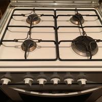 Cucina a gas con forno elettrico