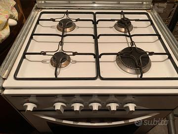 Cucina a gas con forno elettrico
