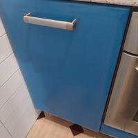 cucinino blu con lavastoviglie e forno