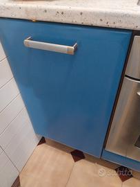 cucinino blu con lavastoviglie e forno