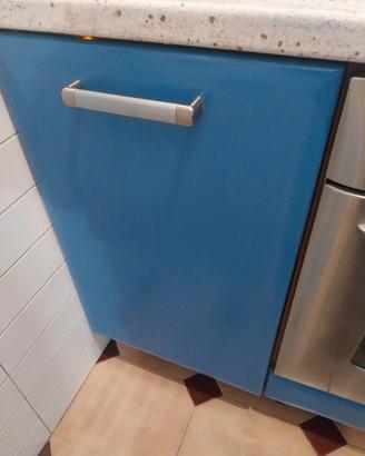cucinino blu con lavastoviglie e forno