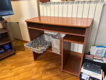 Scrivania porta PC con ripiano estraibile