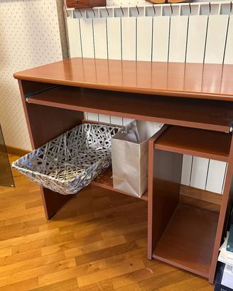 Scrivania porta PC con ripiano estraibile