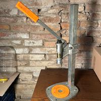 Tappatrice a colonna con leva per tappi corona