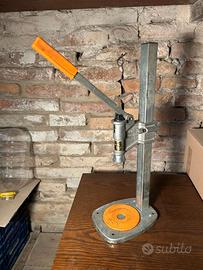 Tappatrice a colonna con leva per tappi corona