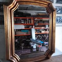 Vecchio specchio con cornice curva color oro