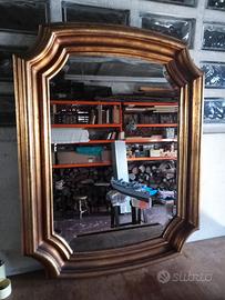 Vecchio specchio con cornice curva color oro