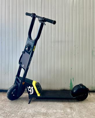 Husqvarna SKUTTA monopattino elettrico