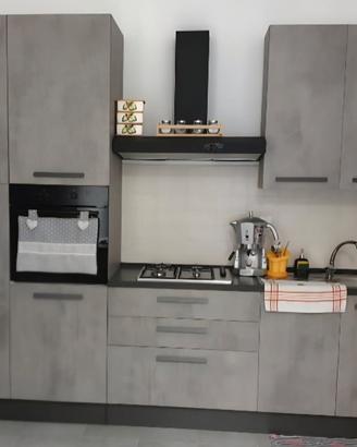 cucina tavolo sedie parete attrezzata e divano