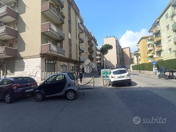 NEGOZIO A NAPOLI