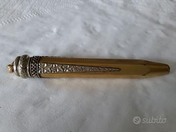 Piccola matita 900 in lamina oro con fregi